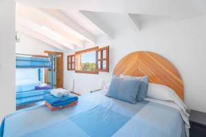 a bedroom with a large bed with a wooden headboard at El Cachorro in Altura