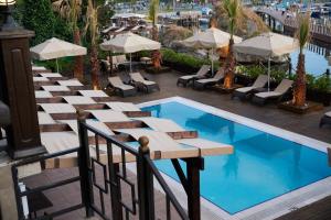 Бассейн в Phellos Suites Boutique Hotel или поблизости