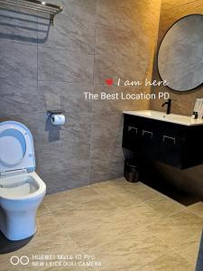 波德申THE BEST LOCATION的带马桶和水槽的浴室