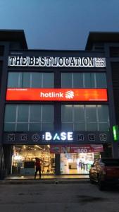 波德申THE BEST LOCATION的建筑前有标志的商店