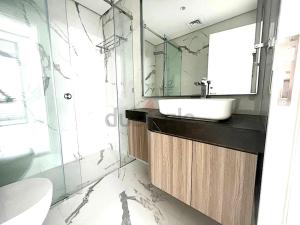 迪拜Luxurious peace Home的带水槽、镜子和马桶的浴室