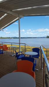 una cubierta de un crucero con mesas y sillas en Edgewater Holiday Park, en Port Macquarie