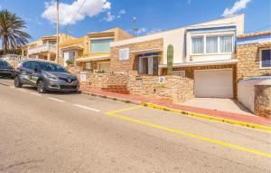une voiture garée devant une maison dans une rue dans l'établissement Cozy Home In Torrevieja With Wifi, à Torrevieja