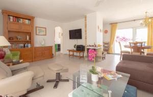 un salon avec un canapé et une table dans l'établissement Cozy Home In Torrevieja With Wifi, à Torrevieja