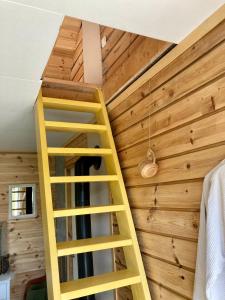 Palanda nebo palandy na pokoji v ubytování Fritt! Bed&Breakfast