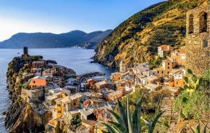 un villaggio sul fianco di una scogliera vicino all'acqua di Awesome Home In Castagnetoli a Mulazzo