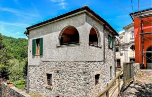 un vecchio edificio in pietra con due finestre ad arco di Awesome Home In Castagnetoli a Mulazzo Altre 8 foto