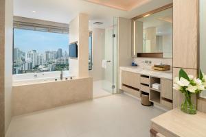 Un baño con vistas a la ciudad. en Hotel Nikko Bangkok, en Bangkok