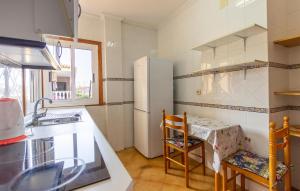 eine Küche mit einem weißen Kühlschrank sowie einem Tisch und Stühlen in der Unterkunft Beautiful Apartment In San Javier in San Javier
