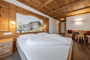 Postel nebo postele na pokoji v ubytování Hotel Pension Odles