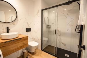une salle de bain avec douche et lavabo dans l'établissement Matilde Luxury by Grupo Matilde, à Las Palmas de Gran Canaria