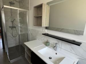 Kúpeľňa v ubytovaní Maison avec jacuzzi et sauna + 18 fotografií