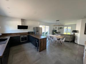 Kuchyňa alebo kuchynka v ubytovaní Maison avec jacuzzi et sauna