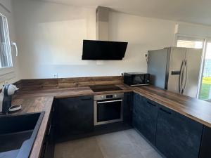 Kuchyňa alebo kuchynka v ubytovaní Maison avec jacuzzi et sauna