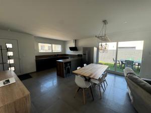 Kuchyňa alebo kuchynka v ubytovaní Maison avec jacuzzi et sauna