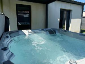 Bazén v ubytovaní Maison avec jacuzzi et sauna alebo v jeho blízkosti