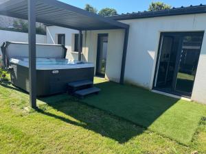 Vonkajšia záhrada v ubytovaní Maison avec jacuzzi et sauna