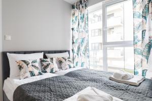 ein Schlafzimmer mit einem Bett mit Handtüchern darauf in der Unterkunft Apartament Bałtycka & Bike Room in Kołobrzeg