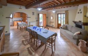 カスティリオーン・フィオレンティーノにあるStunning Home In Castiglion Fiorentinoのテーブルとソファのあるリビングルーム