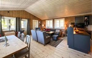 Una sala de estar con una mesa y un comedor. en Amazing Home In Sjusjøen With Sauna, en Sjusjøen