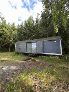 uma pequena casa sentada no meio de um campo em Maringotka u lesa em Staňkovice