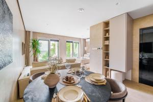 a living room with a table and a couch at Boho z Widokiem na Morze by Perłowa Przystań Rent in Sianozety