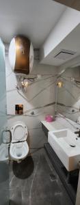 Koupelna v ubytování Hotel Oppera Mahipalpur- Delhi Airport