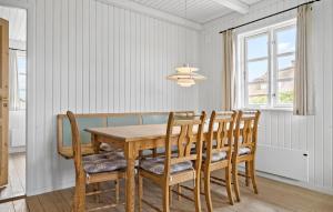 Fotografie z fotogalerie ubytování Cozy Home In Blåvand With Sauna v destinaci Blåvand