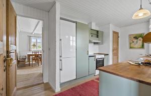 Kuchyň nebo kuchyňský kout v ubytování Cozy Home In Blåvand With Sauna