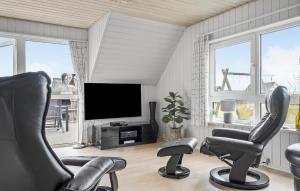 TV a/nebo společenská místnost v ubytování Stunning Home In Hvide Sande With Sauna