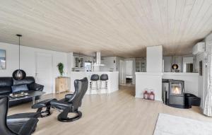 Kuchyň nebo kuchyňský kout v ubytování Stunning Home In Hvide Sande With Sauna