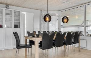 Kuchyň nebo kuchyňský kout v ubytování Stunning Home In Hvide Sande With Sauna