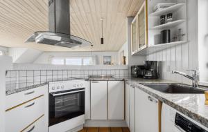 Kuchyň nebo kuchyňský kout v ubytování Stunning Home In Hvide Sande With Sauna