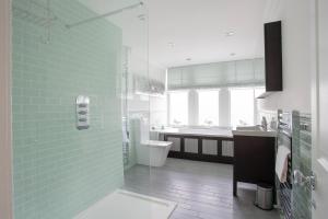 bagno verde con lavandino e servizi igienici di Large and luxurious country home near Glasgow a Eaglesham Altre 21 foto