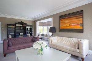 un soggiorno con due divani e un tavolo di Large and luxurious country home near Glasgow a Eaglesham