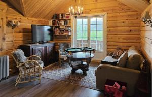 ein Wohnzimmer mit einer Couch, einem Tisch und einem Fernseher in der Unterkunft 4 Bedroom Lovely Home In Hovet in Hovet + 16 Fotos