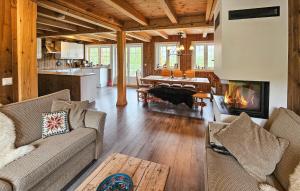 ein Wohnzimmer mit Kamin und ein Esszimmer in der Unterkunft 4 Bedroom Lovely Home In Hovet in Hovet