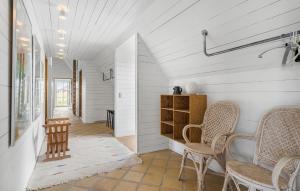 Posezení v ubytování Gorgeous Home In Blåvand With Sauna + 23 fotografií