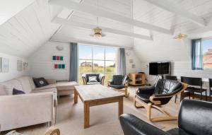 TV a/nebo společenská místnost v ubytování Gorgeous Home In Blåvand With Sauna