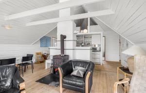 Kuchyň nebo kuchyňský kout v ubytování Gorgeous Home In Blåvand With Sauna