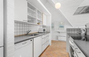 Kuchyň nebo kuchyňský kout v ubytování Gorgeous Home In Blåvand With Sauna