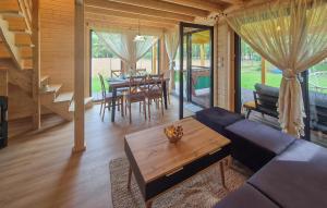 Ruang duduk di Gorgeous Home In Nowe Warpno With Sauna