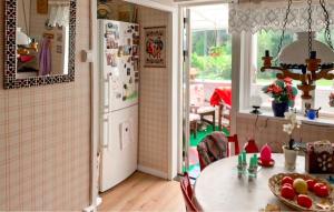 Kuchyň nebo kuchyňský kout v ubytování 2 Bedroom Beautiful Home In Torpshammar
