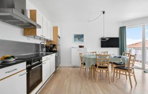 Η κουζίνα ή μικρή κουζίνα στο Gudhjem Søpark Lejl 10