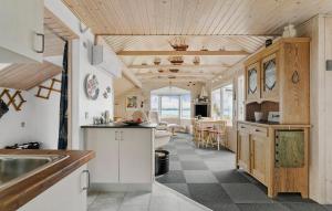Η κουζίνα ή μικρή κουζίνα στο 2 Bedroom Stunning Home In Aabenraa