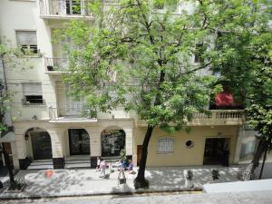 een groep mensen die voor een gebouw staan bij Apartamento en Recoleta in Buenos Aires