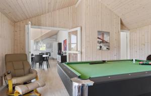 Biljarðborð á Amazing Home In Haderslev With Sauna