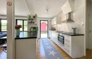 Η κουζίνα ή μικρή κουζίνα στο 3 Bedroom Lovely Home In Källby
