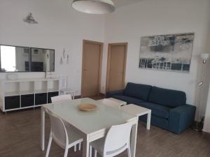 A kitchen or kitchenette at Villa Punta Piccola sul mare