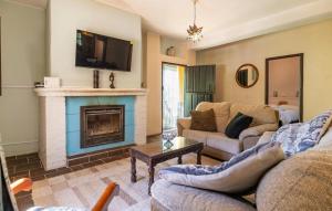 Χώρος καθιστικού στο 3 Bedroom Beautiful Home In Lanjarón